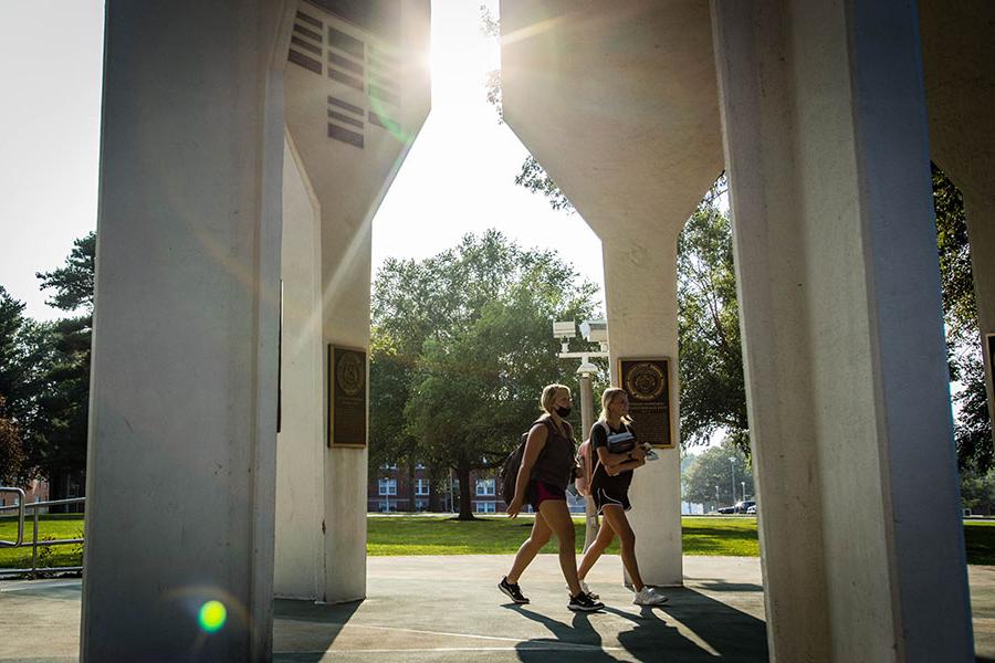 A pair of Northwest students walk under the Memorial Bell Tower on the University's Maryville campus last fall. (Photo by Todd Weddle/<a href='http://djk0g.tipspalace.com'>网上赌博网站十大排行</a>)